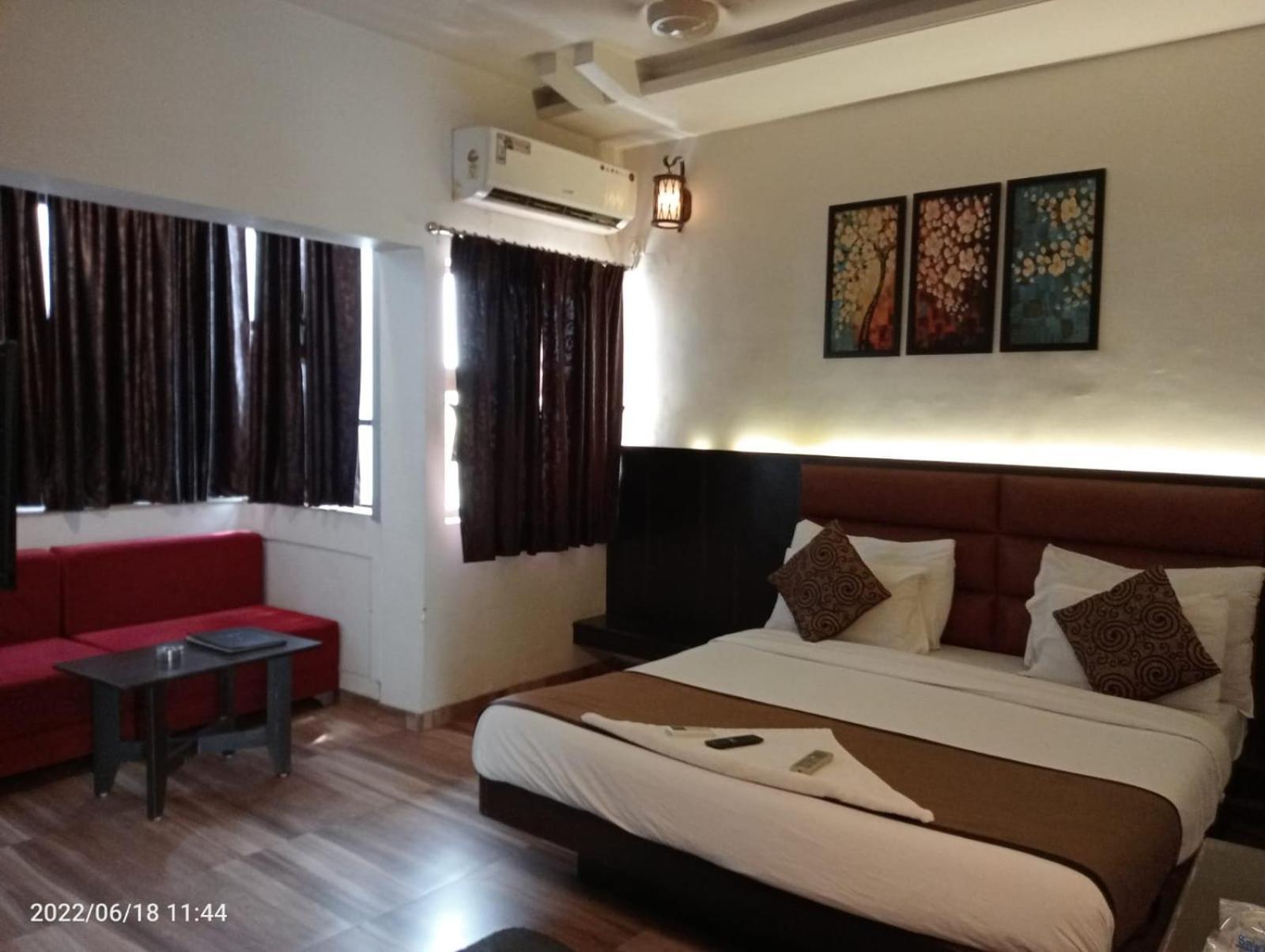 Hotel Saikripa Imperial Daman Eksteriør billede